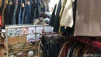 Kalau belakangan ini sudah lumayan, tapi belum normal. Omzet turunnya kalau sekarang 50%. Tapi mendinglah dibandingkan bulan-bulan sebelumnya. Karena bulan kemarin KJP cair, lumayanlah yang belanja, tutur Adi.