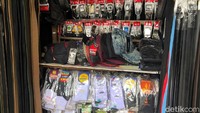 Meski mengalami penurunan omzet yang sangat besar, para pedagang mengaku masih harus membayar Biaya Pengelolaan Pasar (BPP), dan listrik secara penuh.