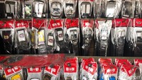 Kok sudah kayak gini kondisi kami, tapi kami tetap bayar full. Toko saya ini 4 petak, 1 petaknya dikenakan biaya sewa lewat CMS itu Rp 300.000/bulan. Jadi saya harus bayar Rp 1 juta lebih, belum listriknya ini full. Ini saja toko depan saya, dari April-Juni toko tutup,tapi listrik tetap full bayar, ungkap Adi.