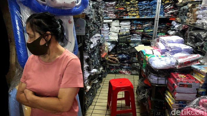 Sekolah Tatap Muka Mulai Januari 2021, Pedagang Seragam Masih Lesu Mendikbud Nadiem Makarim memperbolehkan kegiatan belajar-mengajar tatap muka mulai Januari 2021. Sayangnya, pedagang masih sepi pembeli.