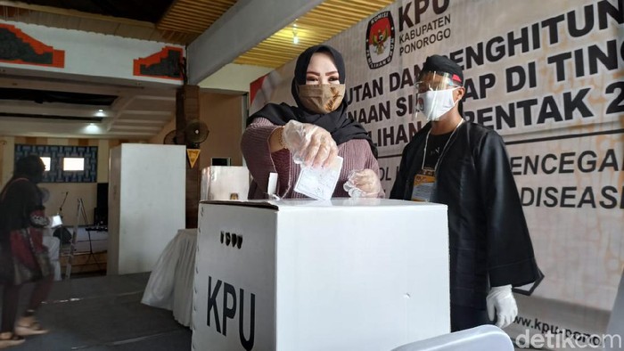 Sebanyak 50 kabupaten/kota di Indonesia menggelar simulasi pencoblosan untuk Pilkada 2020. Salah satunya Kabupaten Ponorogo.