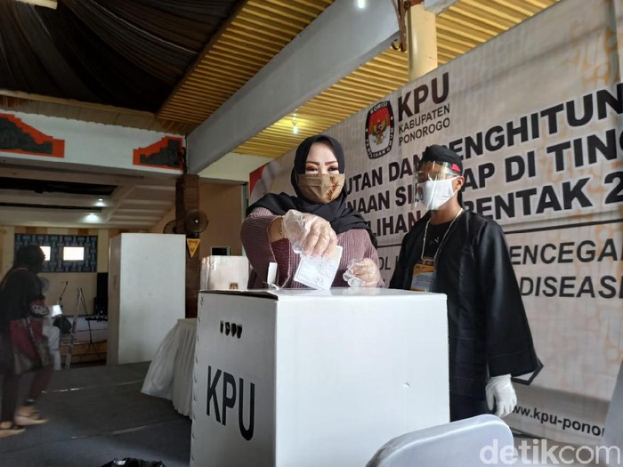 Sebanyak 50 kabupaten/kota di Indonesia menggelar simulasi pencoblosan untuk Pilkada 2020. Salah satunya Kabupaten Ponorogo.