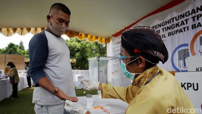 Simulasi Pilkada di Bantul Terapkan Prokes Ketat Simulasi Pilkada 2020 di Bantul, Yogyakarta dilaksanakan dengan menerapkan standar protokol kesehatan ketat untuk mencegah persebaran dan penularan COVID-19.
