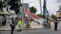 Spanduk bergambar Habib Rizieq Syihab (HRS) di Kota Solo, Jawa Tengah, juga dicopot. Spanduk bergambar Habib Rizieq Syihab itu dicopot oleh petugas Satpol PP didampingi Polresta Solo dan Kodim 0735/Solo. Penertiban dilakukan terhadap berbagai macam spanduk, antara lain bergambar HRS. Sekretaris Satpol PP Solo Didik Anggono mengatakan pencopotan spanduk tersebut rutin dilakukan oleh tim gabungan di Solo. Menurutnya, pencopotan spanduk tidak tebang pilih. Dok Polresta Solo.