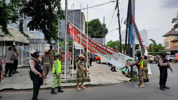 Spanduk Habib Rizieq Syihab di Solo dicopot petugas gabungan, Jumat (21/11/2020).
