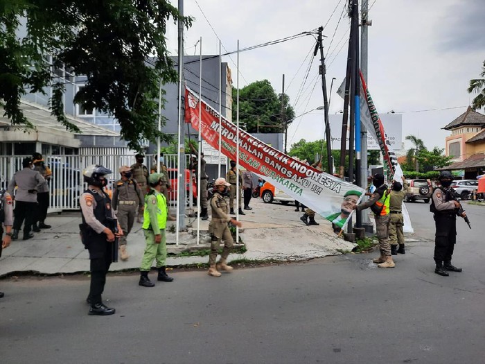 Spanduk Habib Rizieq Syihab di Solo dicopot petugas gabungan, Jumat (21/11/2020).