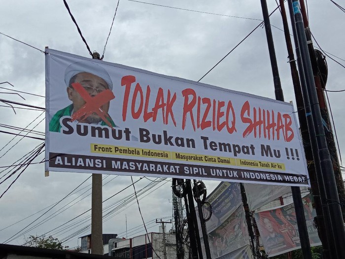 Spanduk penolakan Habib Rizieq terpasang di Medan, GNPF Sumut menyebut pemasangan spanduk merupakan skenario siluman