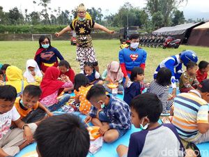 Aksi Superhero Hibur Anak-anak di Pengungsian Merapi