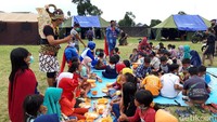 Anak-anak juga diajak makan bersama, sebagai rasa kebersamaan dan kegotong-royongan.