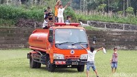 Keceriaan anak-anak meski di pengungsian tampak, seperti sejumlah anak-anak laki-laki ini yang naik ke mobil tangki air bersih BPBD Boyolali yang diparkir di TPPS tersebut.