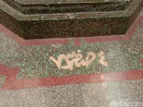Suasana Masjid Al-Aqsha Menara Kudus dengan inskripsi di lantainya, Sabtu (21/11/2020).