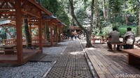 Di sini pengunjung juga bisa menikmati pemandangan hutan sambil mencoba makanan dan minuman yang tersedia di Cultural Space. (Siti Fatimah/detikcom)