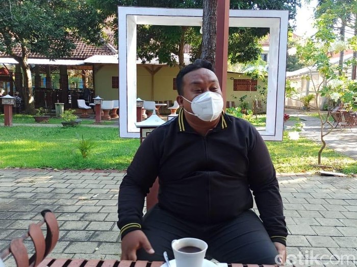 RSUD Blambangan Banyuwangi merupakan salah satu rumah sakit rujukan pasien COVID-19, yang memiliki tim pemulasaraan jenazah. Tugas mereka tidak kalah berisiko dari tugas tenaga kesehatan (nakes)