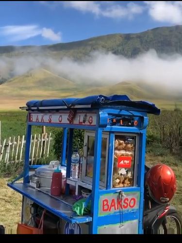 Tukang Bakso Mangkal di Bromo, Netizen : Berasa Makan di Surga