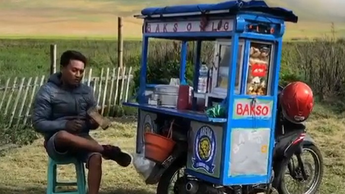 Tukang Bakso Mangkal di Bromo, Netizen : Berasa Makan di Surga
