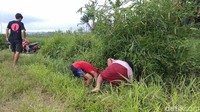 Hanya saja saluran irigrasi ini diapit oleh areal persawahan. Sedangkan di seberang persawahan ini terdapat tempat pemakaman umum. Kemudian di samping saluran irigrasi juga terdapat jalan desa yang menghubungkan ke Desa Tembok.