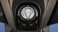Tidak hanya itu ada juga perubahan sistem kunci biasa menjadi Smart Key System pada model terbaru ini. Foto: Rizki Pratama