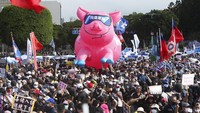 Selain membawa poster berisi tuntutan dan kritik atas keputusan mengizinkan impor daging babi AS ke Taiwan tersebut, massa tampak pula menghadirkan balon babi berukuran raksasa di tengah aksi unjuk rasa itu.
