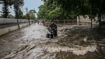 Aksi Para Pemotor Terobos Banjir di Tangerang