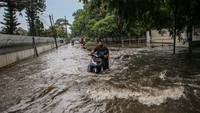 Hujan deras yang mengguyur kawasan tersebut serta sistem drainase yang buruk menyebabkan banjir hingga satu meter.