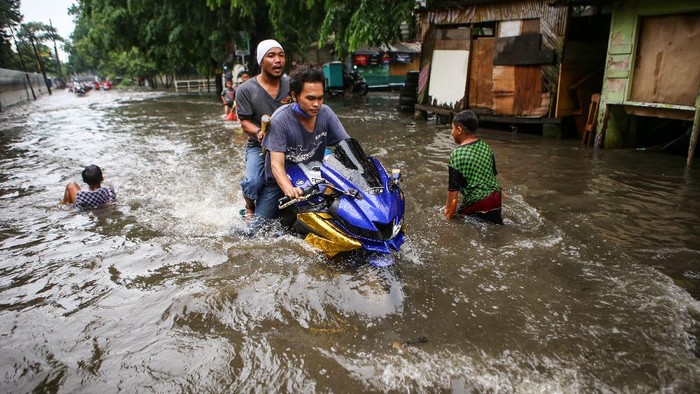 Kawasan Manis, Jatiuwung, Kota Tangerang, terendam banjir. Hujan deras serta sistem drainase yang buruk menyebabkan banjir di kawasan tersebut.