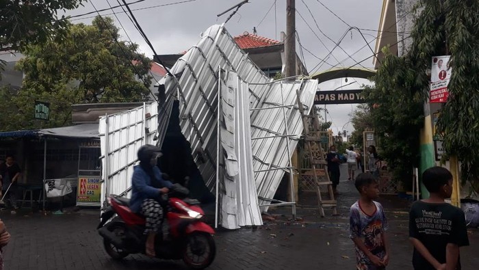 angin kencang di surabaya