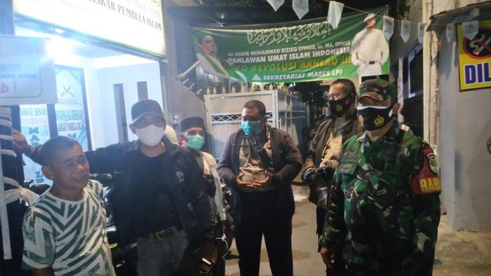 Aparat mendatangi rumah Habib Rizieq di Petamburan untuk memintanya tes swab.
