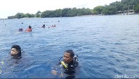 Lokasinya ada di Desa Bangsring, Wongsorejo, Banyuwangi. Destinasi ini merupakan wisata alam berbasis konservasi terumbu karang. Untuk diving, traveler akan ditemani pemandu.  (Esti Widiyana/detikcom)