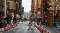  Warga berjalan di pusat kota di Glasgow, Skotlandia, Sabtu (21/11/2020) waktu setempat.