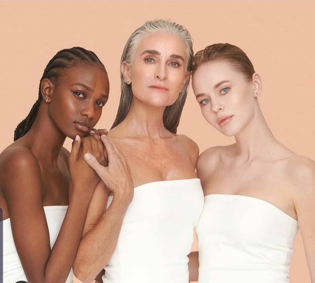 Caroline pun pernah menjadi model untuk brand kecantikan Huda Beauty. Ia bersanding dengan dua wanita muda lainnya. Foto: Dok. Instagram