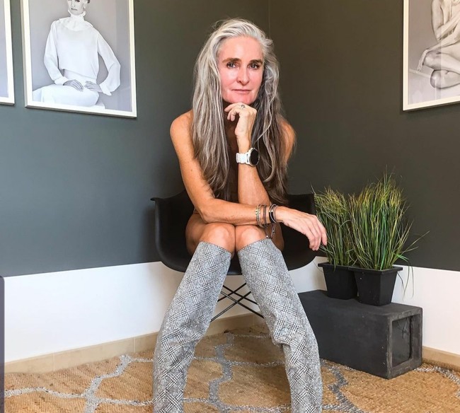 Wanita ini bernama Caroline Labouchere. Saat ini dia berusia 56 tahun. Sejak dua tahun lalu, Caroline berkarier sebagai model. Foto: Dok. Instagram