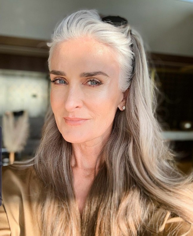 Karier modelling biasanya dimulai saat remaja atau 20-an awal. Namun berbeda dengan wanita satu ini. Dia malah memulai karier modellingnya di usia 54. Foto: Dok. Instagram