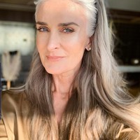 Karier modelling biasanya dimulai saat remaja atau 20-an awal. Namun berbeda dengan wanita satu ini. Dia malah memulai karier modellingnya di usia 54. Foto: Dok. Instagram