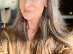 Foto: Model Tua Tapi Cantik yang Malah Laris di Usia 50-an 