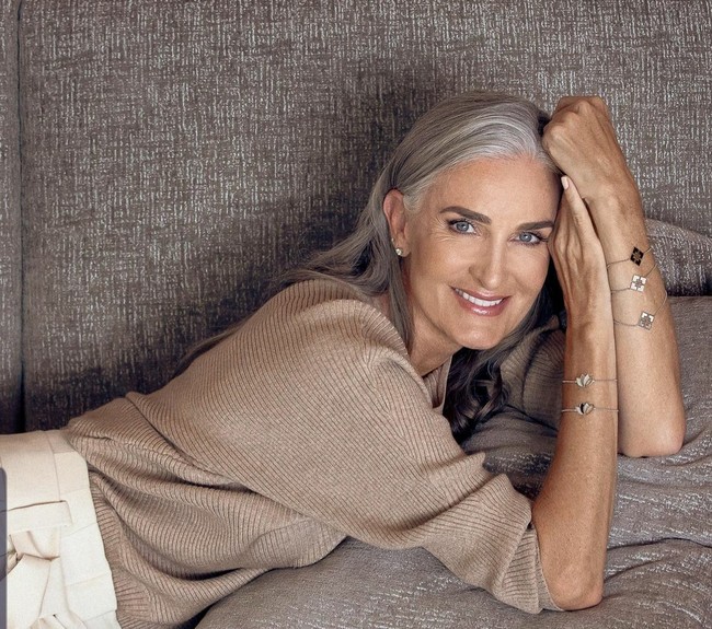 Inilah penampilan Caroline saat pemotretan. Meski sudah tak muda lagi namun kecantikannya masih terpancar kuat. Foto: Dok. Instagram