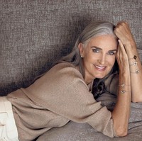 Inilah penampilan Caroline saat pemotretan. Meski sudah tak muda lagi namun kecantikannya masih terpancar kuat. Foto: Dok. Instagram