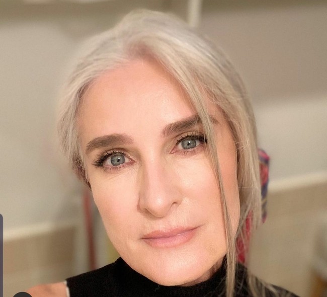 Apa rahasia Caroline punya wajah awet muda? Salah satu yang tidak pernah ketinggalan ia pakai di siang hari adalah sunscreen. Sunscreen memproteksi kulitnya dari bahaya sinar matahari. Foto: Dok. Instagram