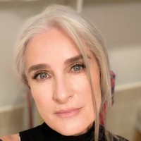 Apa rahasia Caroline punya wajah awet muda? Salah satu yang tidak pernah ketinggalan ia pakai di siang hari adalah sunscreen. Sunscreen memproteksi kulitnya dari bahaya sinar matahari. Foto: Dok. Instagram