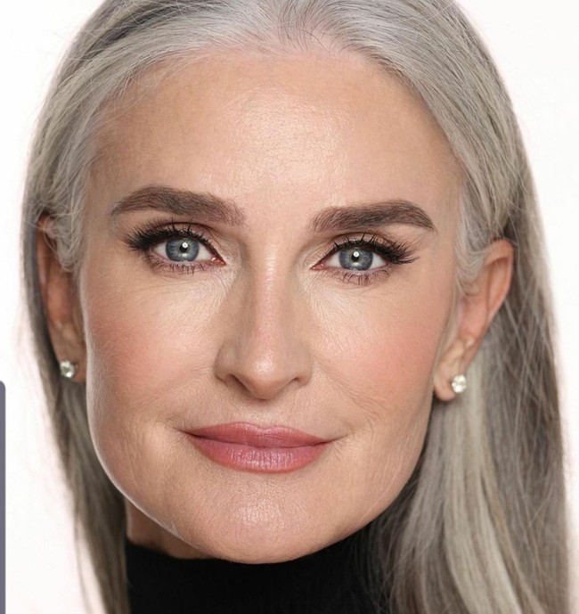 Meski usianya tak muda lagi, namun kecantikan Caroline tidak luntur. Dia pun tampil memukau di setiap pemotretan atau fashion show. Foto: Dok. Instagram