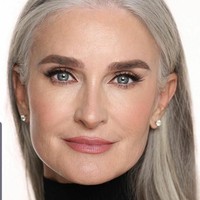 Meski usianya tak muda lagi, namun kecantikan Caroline tidak luntur. Dia pun tampil memukau di setiap pemotretan atau fashion show. Foto: Dok. Instagram