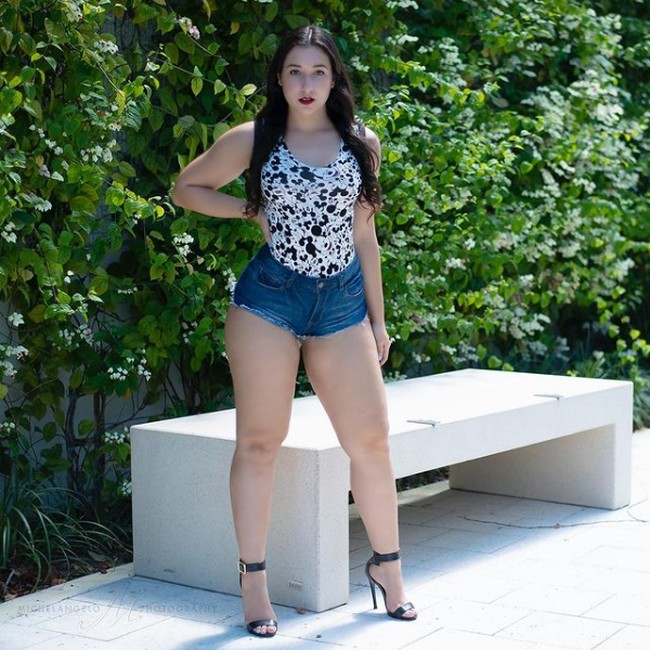 klien Desiree pun bertambah banyak. Dari hasil observasi wanita berambut brunette ini, setiap orang punya preferensi berbeda terhadap penampakan kaki yang dia jual. Foto: Instagram/@desygato