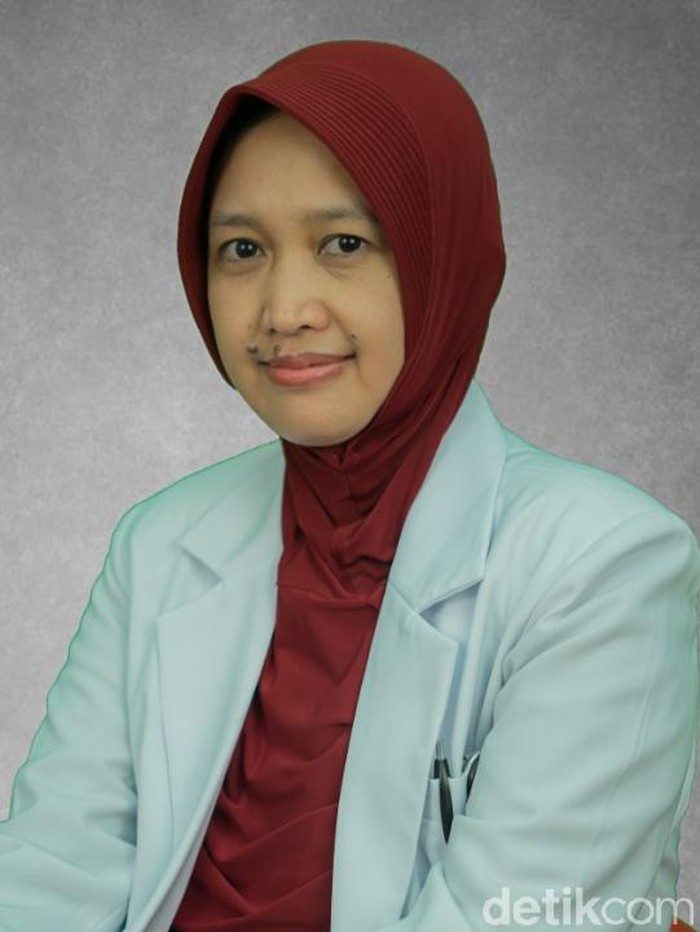 Dokter spesialis mikrobiologi klinik RSUD Ngudi Waluyo Wlingi, Etty Fitria Ruliatna