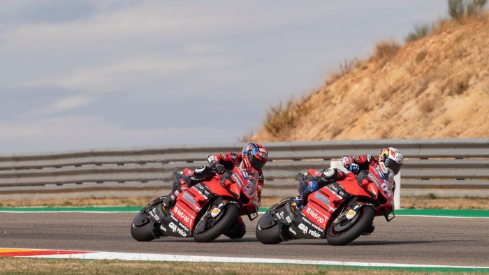 ALCANIZ, SPAIN - OCTOBER 25: Andrea Dovizioso of Italy and Ducati Team leads  Danilo Petrucci of Italy and Ducati Team during the MotoGP race during the MotoGP of Teruel at Motorland Aragon Circuit on October 25, 2020 in Alcaniz, Spain. (Photo by Mirco Lazzari gp/Getty Images)