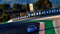 BMW M2 CS berakselerasi dari 0 hingga 100 km/jam dalam 4,0 detik. Kap karbon lebih ringan 50 persen dan dengan ventilasi udara sentral yang mencolok meningkatkan downforce dan meningkatkan pendinginan engine. Atapnya dibuat dari plastik yang diperkuat serat karbon (CFRP). Foto: Dok. BMW