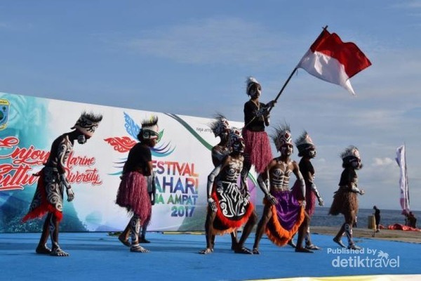 Ada juga festival yang bisa dilihat di sana, namanya Festival Bahari Raja Ampat. (Liberius Pajo/dtraveler) Ada juga festival yang bisa dilihat di sana, namanya Festival Bahari Raja Ampat. (Liberius Pajo/dtraveler)