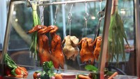 Beragam sajian lezat dan sehat tersedia, dari Peking Roasted Duck, berbagai pilihan canapés, salad bar, soups, roti, buah, desserts dan masih banyak lagi. 