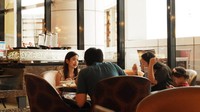 Dalam momen Yum Cha ini, mereka akan berkumpul bersama keluarga di restoran untuk sekadar mengobrol dan menikmati makanan khas. Traveler juga bisa menikmati Yum Cha Festival at The Restaurant ini di The Trans Luxury Hotel, Jalan Gatot Subroto, Kota Bandung.