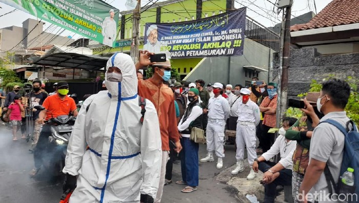 Gang rumah Habib Rizieq dijaga laskar FPI (Dok detikcom) Gang rumah Habib Rizieq dijaga laskar FPI (Dok detikcom)