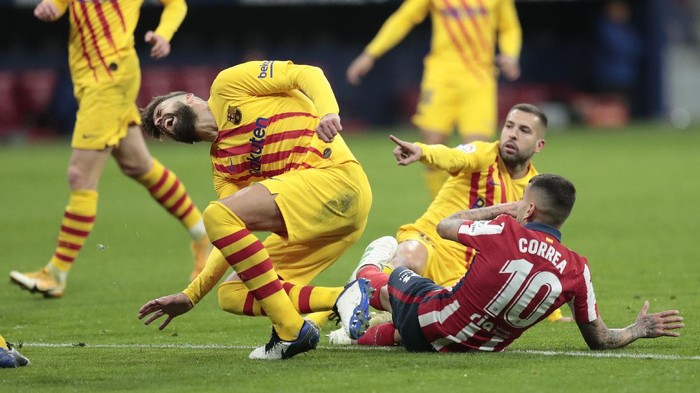 Gerard Pique Barcelonas Gerard Pique, left, reacts after getting an injury in a challenge with Atletico Madrids Angel Correa during the Spanish La Liga soccer match between Atletico Madrid and FC Barcelona at the Wanda Metropolitano stadium in Madrid, Spain, Saturday, Nov. 21, 2020. (AP Photo/Bernat Armangue)