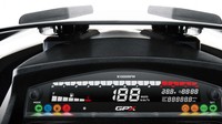 GPX Racing Drone tak hanya memiliki tampilan yang sporty dengan lekuk bodi tegas, skutik ini juga dilengkapi sistem smart button dengan alarm, lampu LED dengan iluminasi DRL. Fitur lainnya termasuk wind shield, port pengisian daya USB, dan layar instrumen full LCD. Foto: GPX Racing